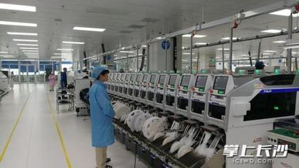 比亞迪長(zhǎng)沙工廠攜手華為 預(yù)計(jì)年內(nèi)實(shí)現(xiàn)日產(chǎn)手機(jī)8萬(wàn)臺(tái)，賦能日用百貨供應(yīng)鏈